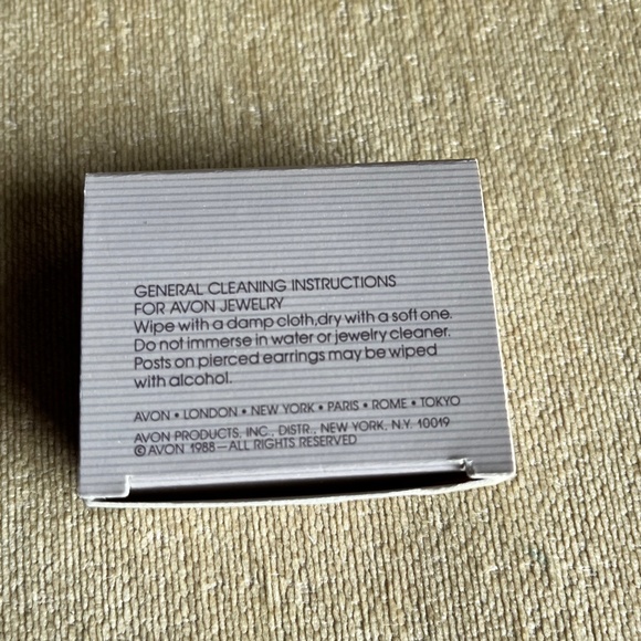 VINTAGE (1988) AVON  SCULPTURED ROSE CLIP ON EARRINGS - Picture 4 of 4